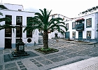 Plaza Alameda in Santa Cruz : Palme, Platz, antike Häuser